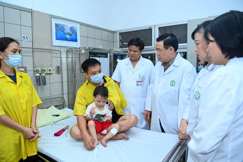 Chủ tịch Quốc hội Vương Đình Huệ thăm hỏi các nạn nhân, gia đình nạn nhân đang điều trị tại Bệnh viện Bạch Mai