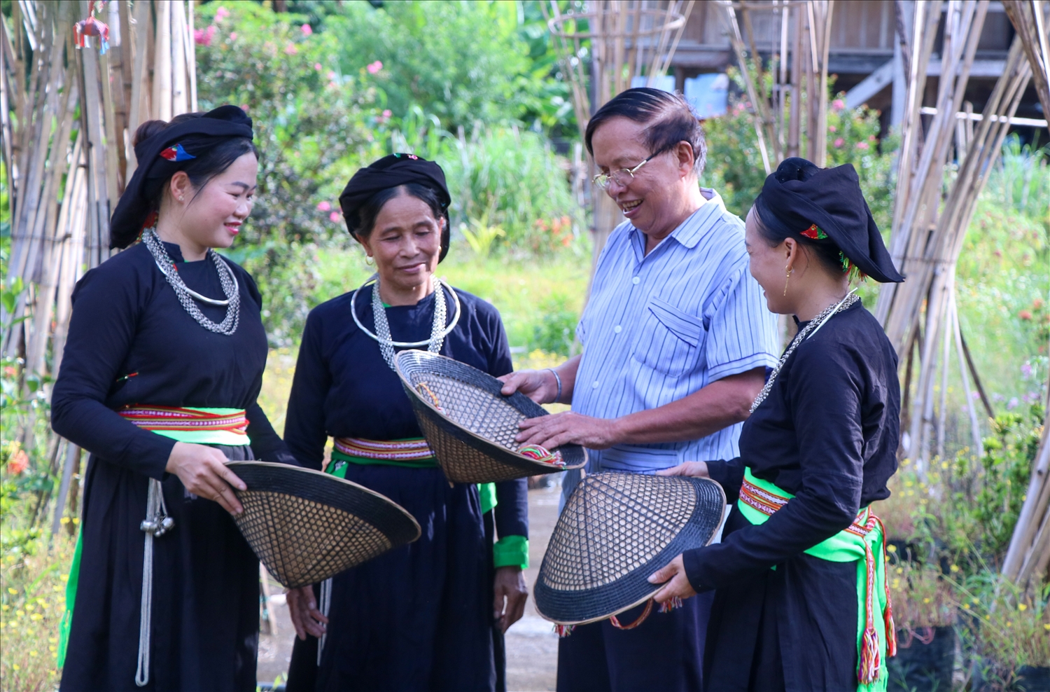 Bên cạnh đó, chiếc nón lá cũng được khách du lịch trong và ngoài nước yêu thích, đó là một món quà đặc biệt khi ghé thăm Làng văn hoá du lịch cộng đồng dân tộc Tày.