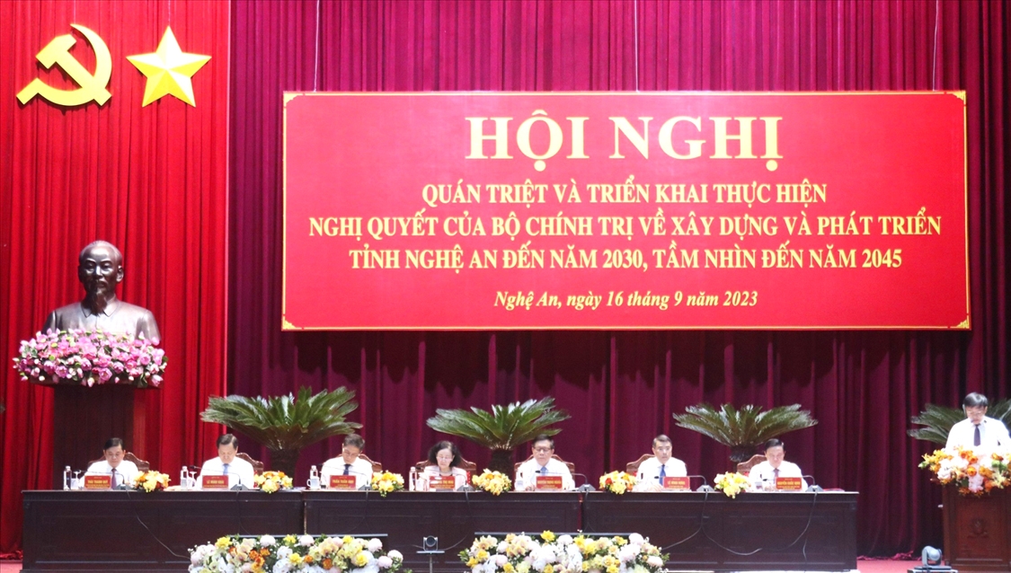 Chủ trì hội nghị tại điểm cầu chính ở nhà văn hóa lao động tỉnh Nghệ An