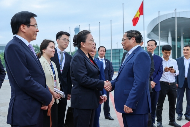 Công sứ Đại sứ quán Trung Quốc tại Việt Nam Hy Tuệ tiễn Thủ tướng Phạm Minh Chính và Đoàn công tác - Ảnh: VGP/Nhật Bắc