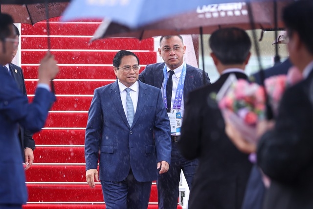 Thủ tướng Chính phủ Phạm Minh Chính và Đoàn đại biểu Việt Nam tới sân bay Nam Ninh, bắt đầu tham dự Hội chợ Trung Quốc - ASEAN (CAEXPO) và Hội nghị thượng đỉnh Thương mại - Đầu tư Trung Quốc - ASEAN (CABIS) lần thứ 20 - Ảnh: VGP/Nhật Bắc