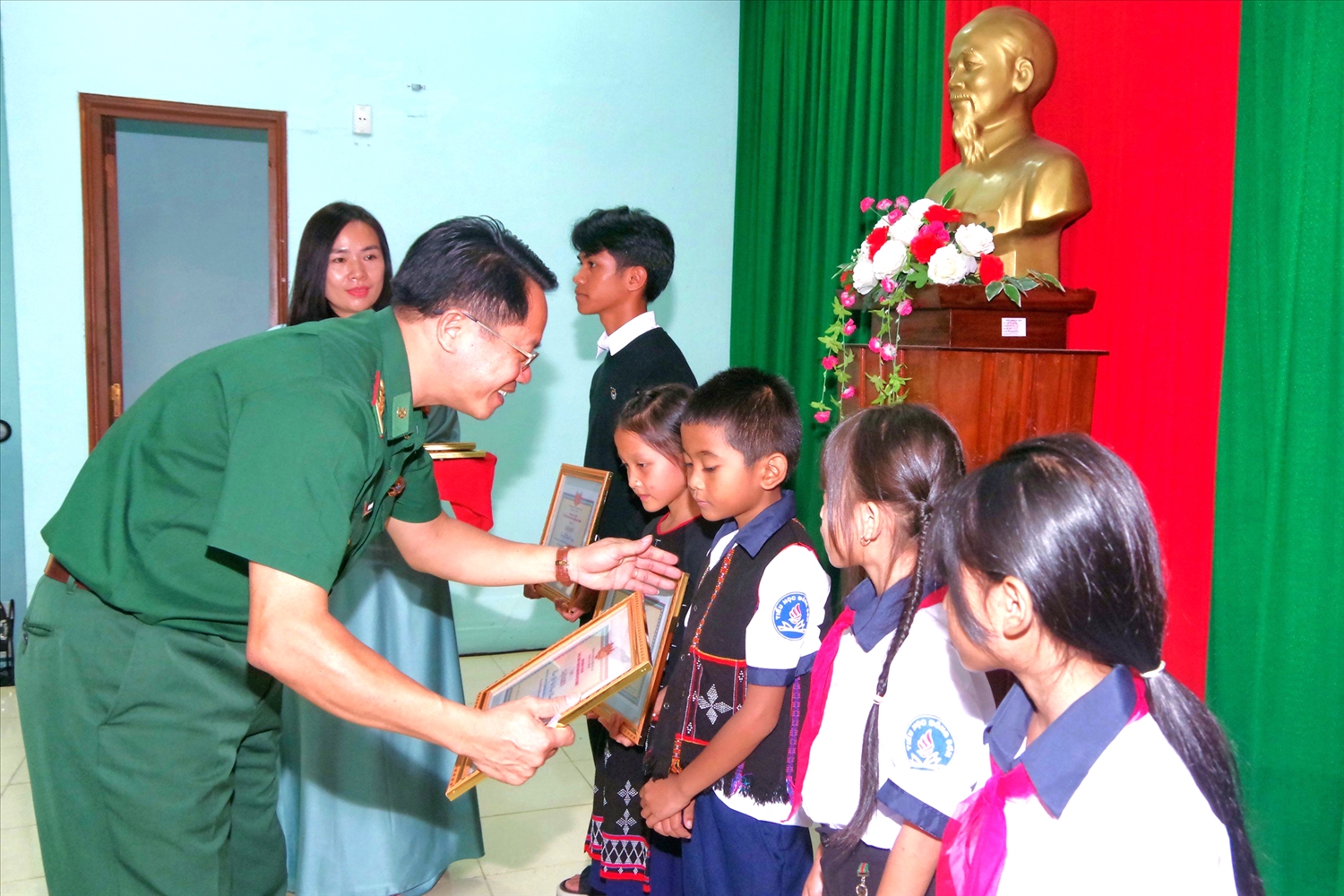 Đại tá Đặng Ngọc Hiệu - Phó Chính ủy BĐBP tỉnh Thừa Thiên Huế tặng Giấy khen cho các em học sinh