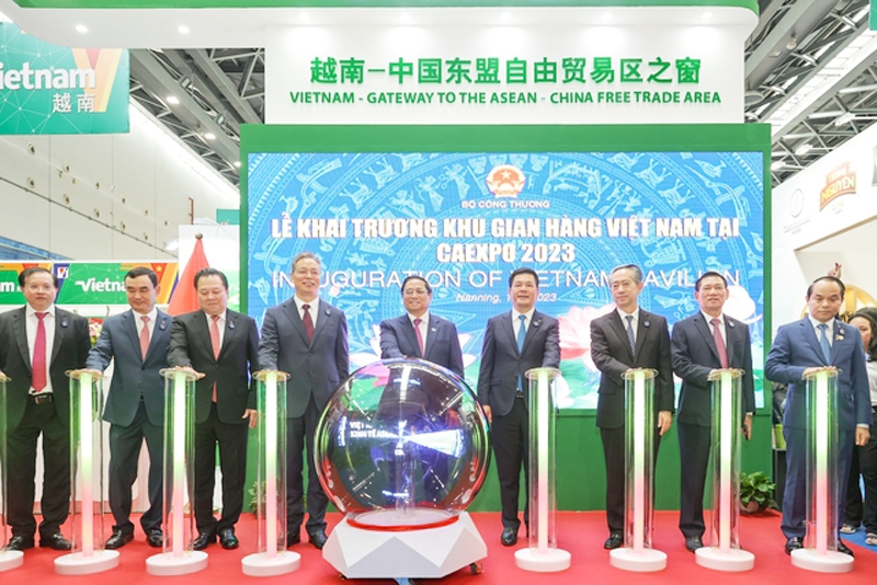 Thủ tướng và các đại biểu bấm nút khai trương khu gian hàng Việt Nam tại CAEXPO - Ảnh: VGP/Nhật Bắc