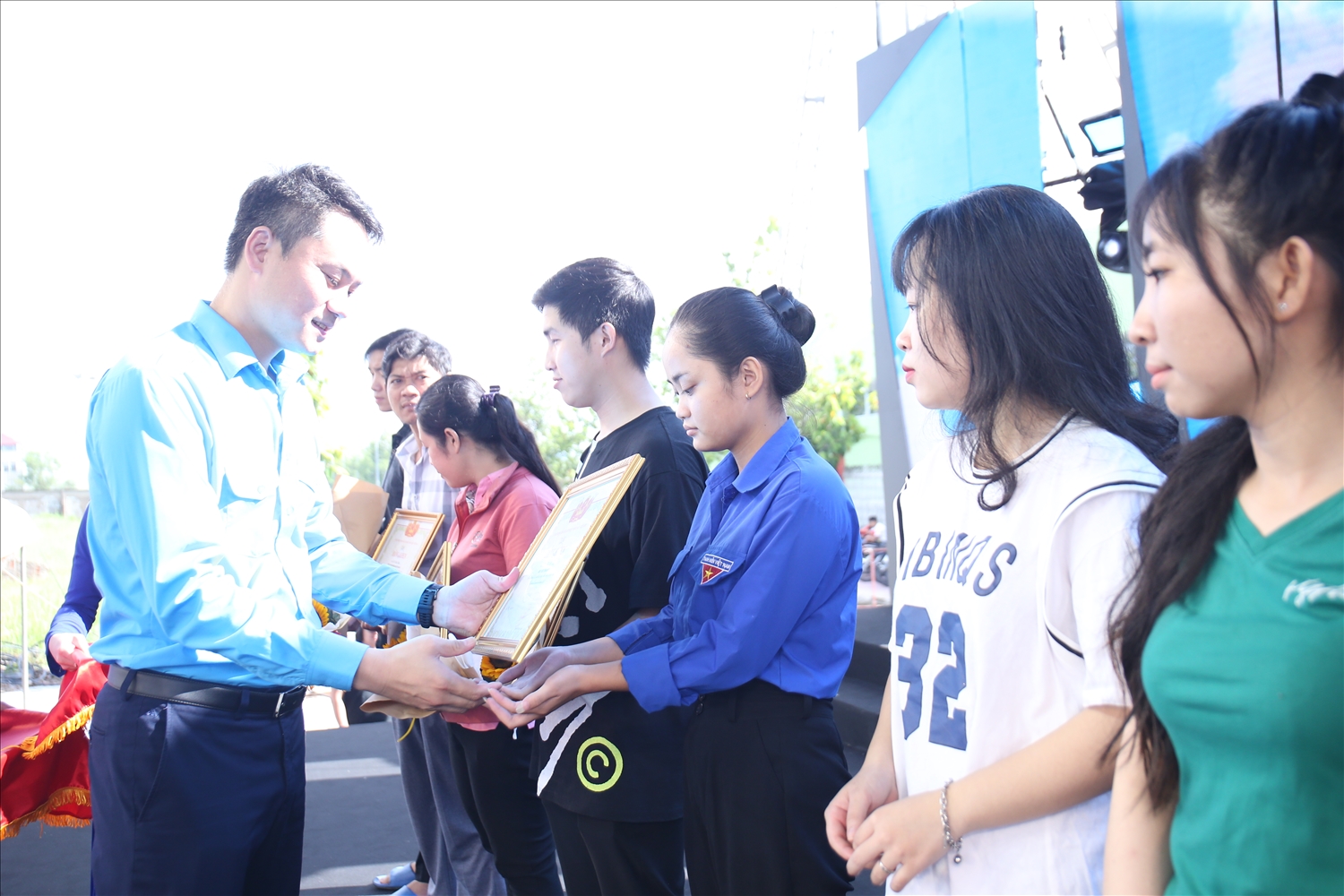 Anh Nguyễn Kim Quy, Phó Chủ tịch Thường trực Trung ương Hội LHTN Việt Nam trao Bằng khen cho 20 gương thanh niên công nhân tiêu biểu trong lao động sản xuất tại tỉnh Long An