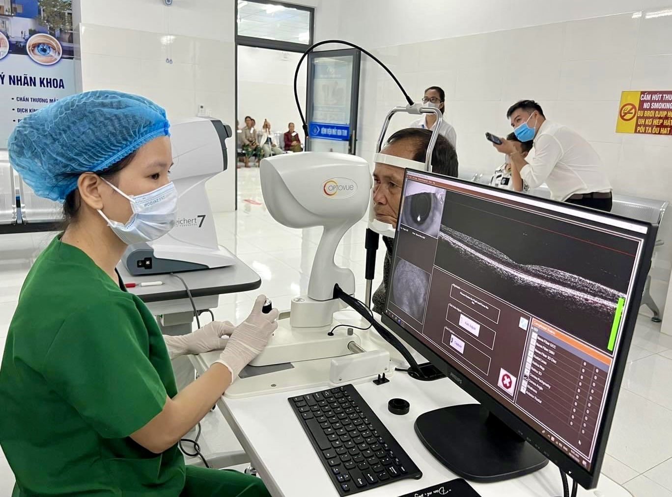 Bác sĩ Bệnh viện Mắt Kon Tum khám và điều trị các bệnh lý về mắt cho người dân