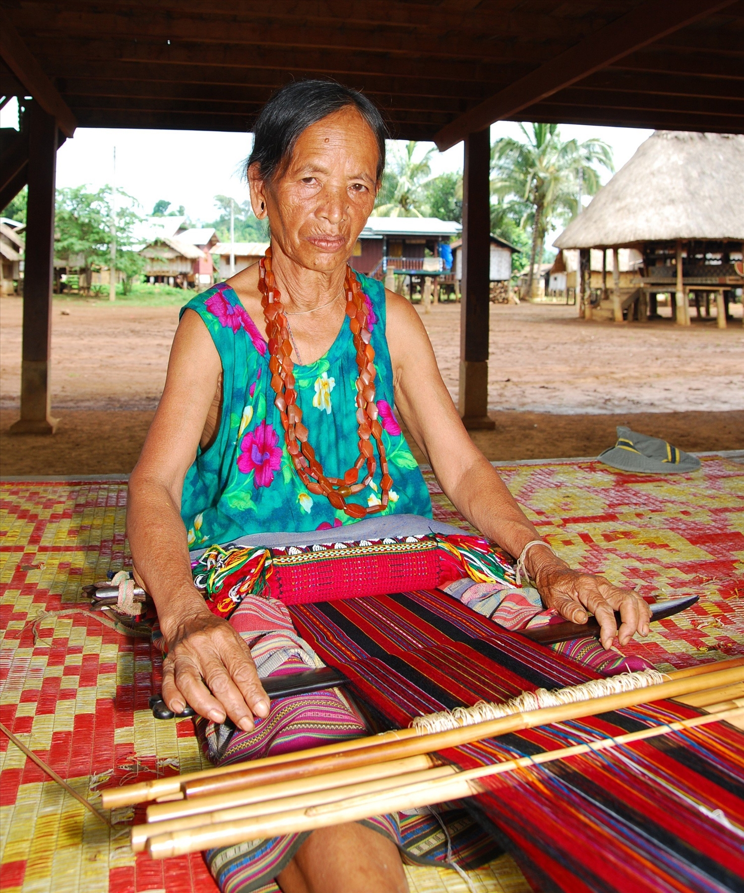 Nghệ nhân dệt thổ cẩm dân tộc Cơ Tu ở tỉnh Salavan, Lào (Ảnh: Trần Kỳ Phương)