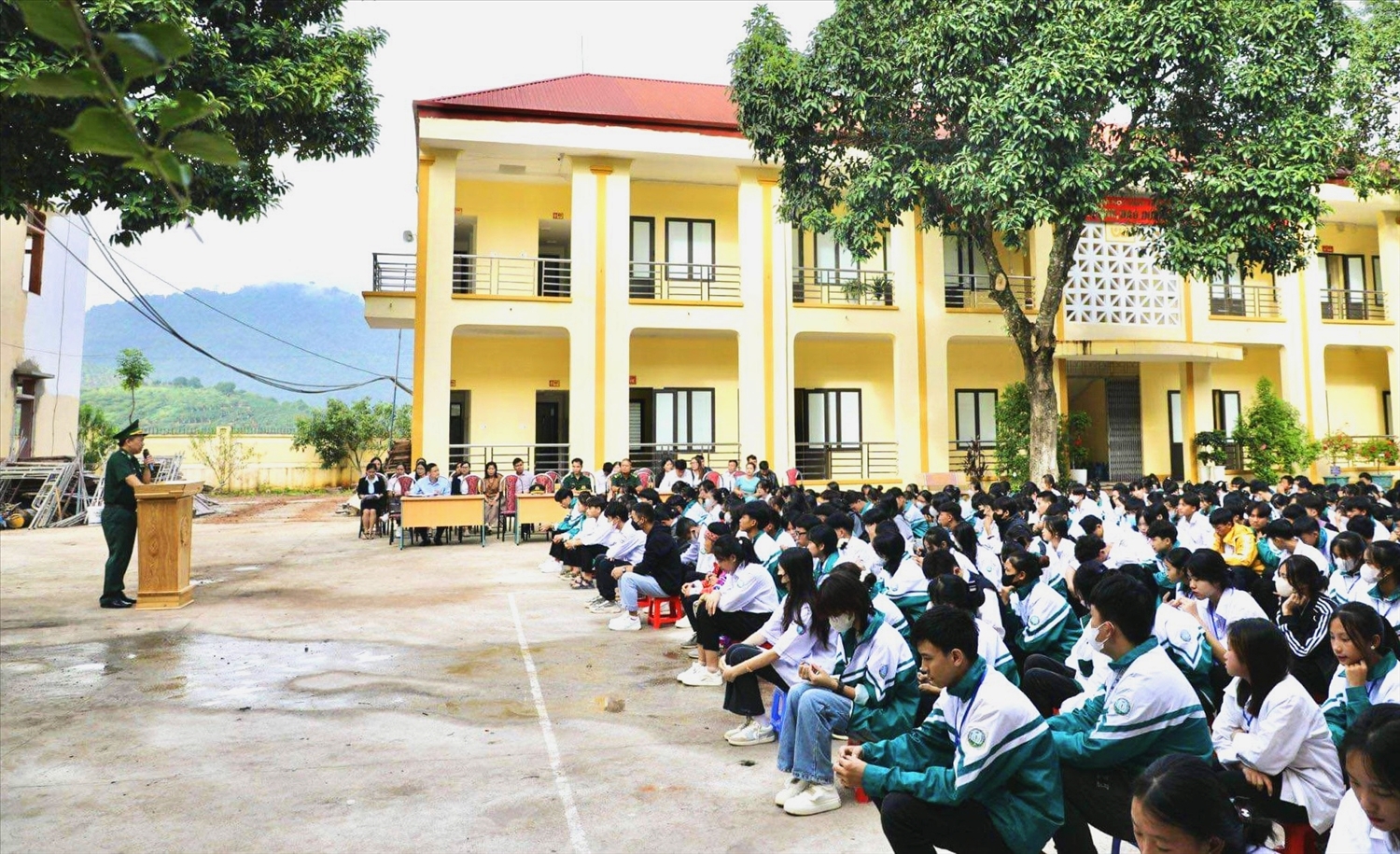 Thiếu tá Mai Thế Cảnh, Chính trị viên Đồn Biên phòng Chiềng Sơn thông tin những kiến thức pháp luật cơ bản cho các em học sinh.