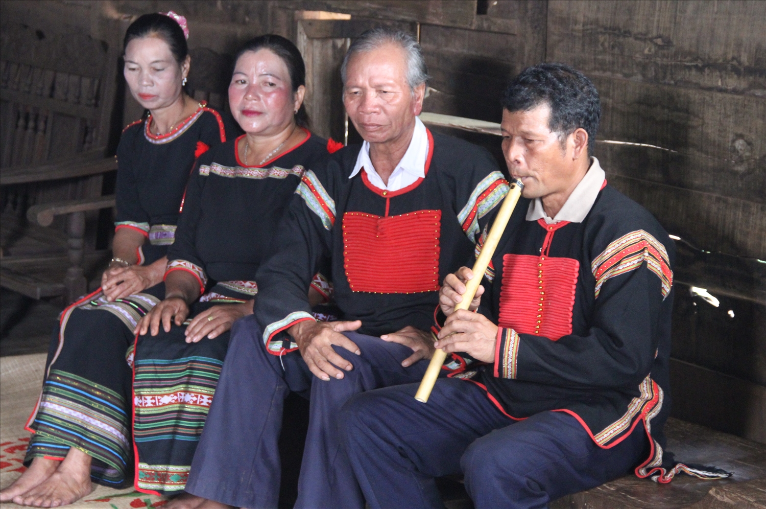 Nghệ nhân ưu tú Y Wang Hwing (thứ 2 bên phải) hát kể sử thi Đam San của dân tộc Ê Đê