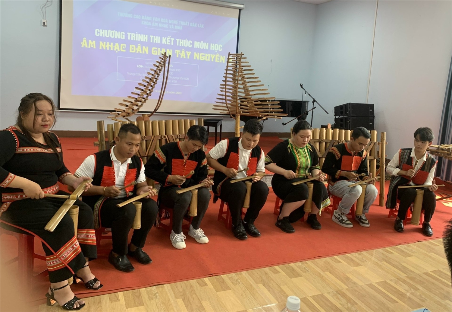 Sinh viên thực hành biểu diễn ching kram kết thúc môn học âm nhạc dân gian Tây Nguyên