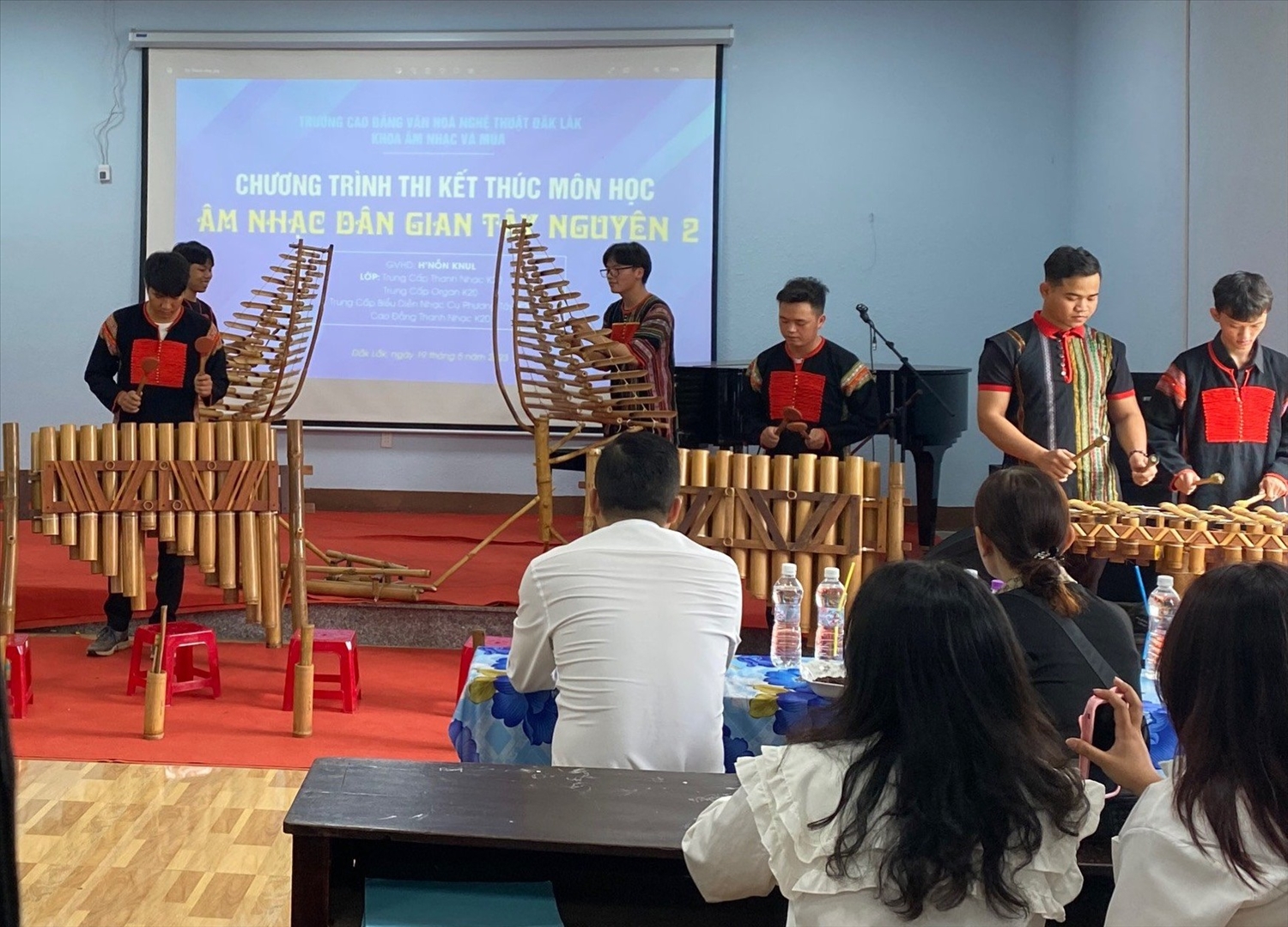 Các em sinh viên thi thực hành các loại nhạc cụ dân tộc bằng tre nứa