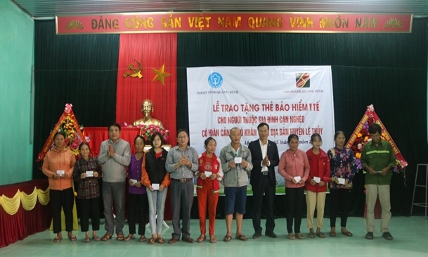 BHXH tỉnh Quảng Bình tặng thẻ BHYT cho hộ gia đình cận nghèo có hoàn cảnh khó khăn tại xã Ngư Thủy