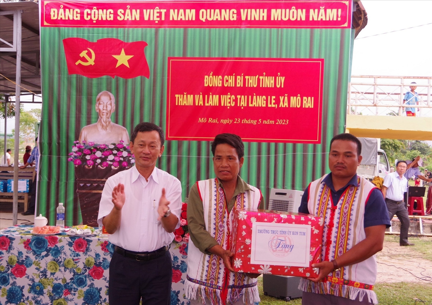 (Anh A Thái, Bí thư Chi bộ, Trưởng làng Le (ngoài cùng bên phải) nhận quà do Bí thư Tỉnh ủy Kon Tum trao tặng
