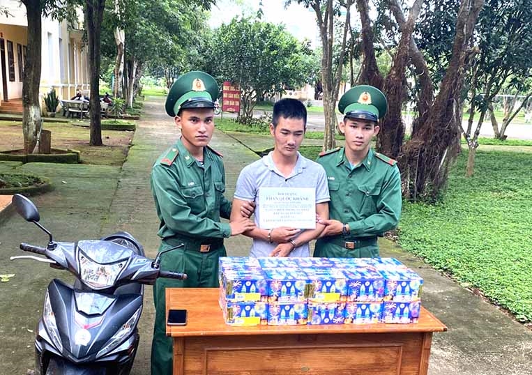 Đối tượng Phan Quốc Khánh cùng tang vật bị bắt giữ tại cơ quan chức năng
