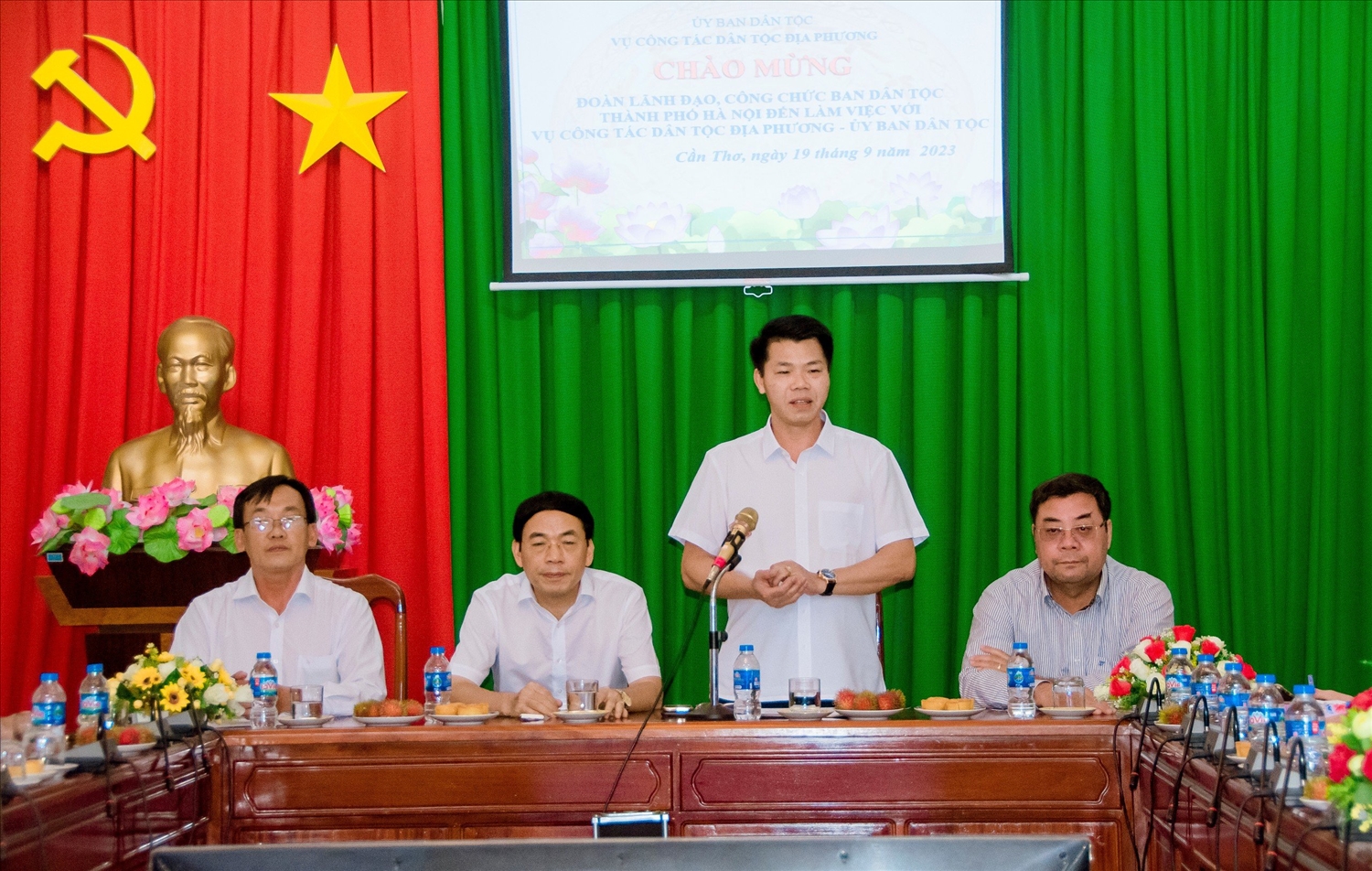 Ông Nguyễn Nguyên Quân, Trưởng Ban Dân tộc TP. Hà Nội phát biểu tại buổi làm việc 