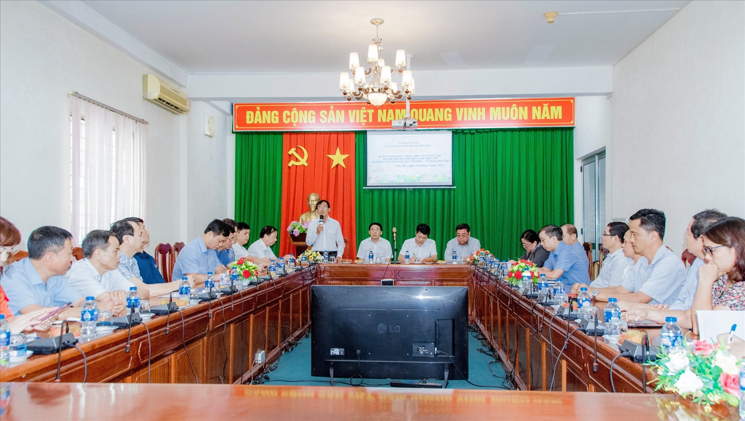 Ông Hồ Văn Phương, Phó trưởng Ban Dân tộc TP. Cần Thơ trao đổi cùng đàn công tác 