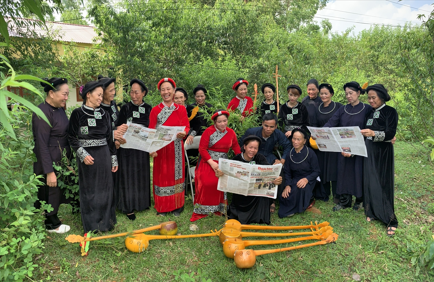 Câu lạc bộ sinh hoạt văn hóa văn nghệ xã Bằng Hữu tìm hiểu về các mô hình bảo tồn văn hóa của các DTTS trên Báo Dân tộc và Phát triển