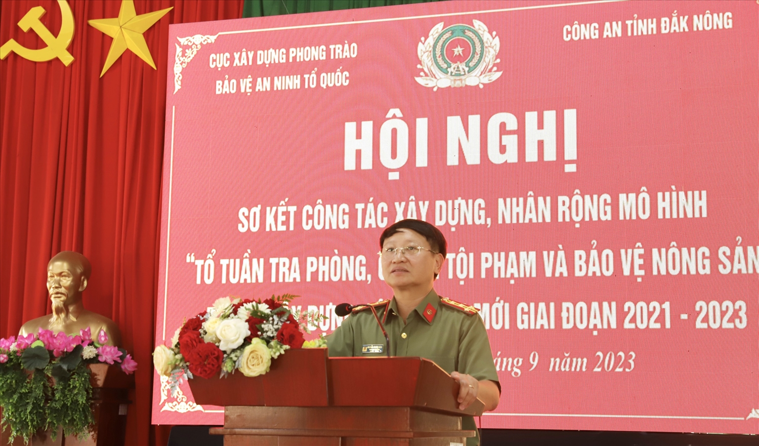 Đại tá Nguyễn Thanh Bình, Phó Cục trưởng Cục Xây dựng phong trào toàn dân bảo vệ ANTQ phát biểu tại hội nghị