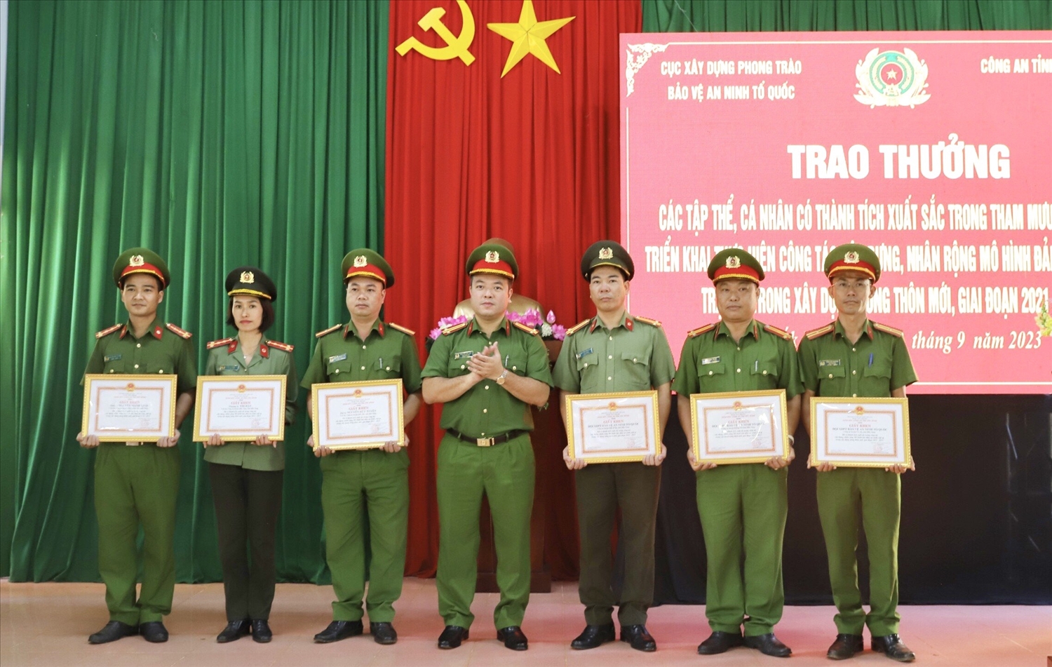 Trung tá Nguyễn Hữu Đức, Phó Giám đốc Công an tỉnh Đắk Nông trao giấy khen cho các tập thể, cá nhân