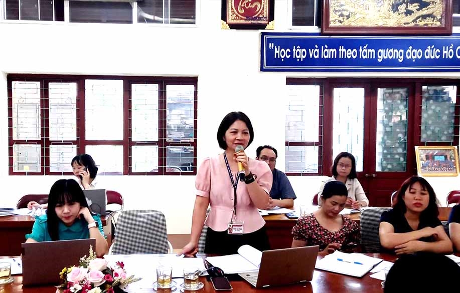 Cô Vương Xuân Thuận - Hiệu trưởng Trường PTDT Nội trú tỉnh Lạng Sơn phát biểu tại Hội thảo