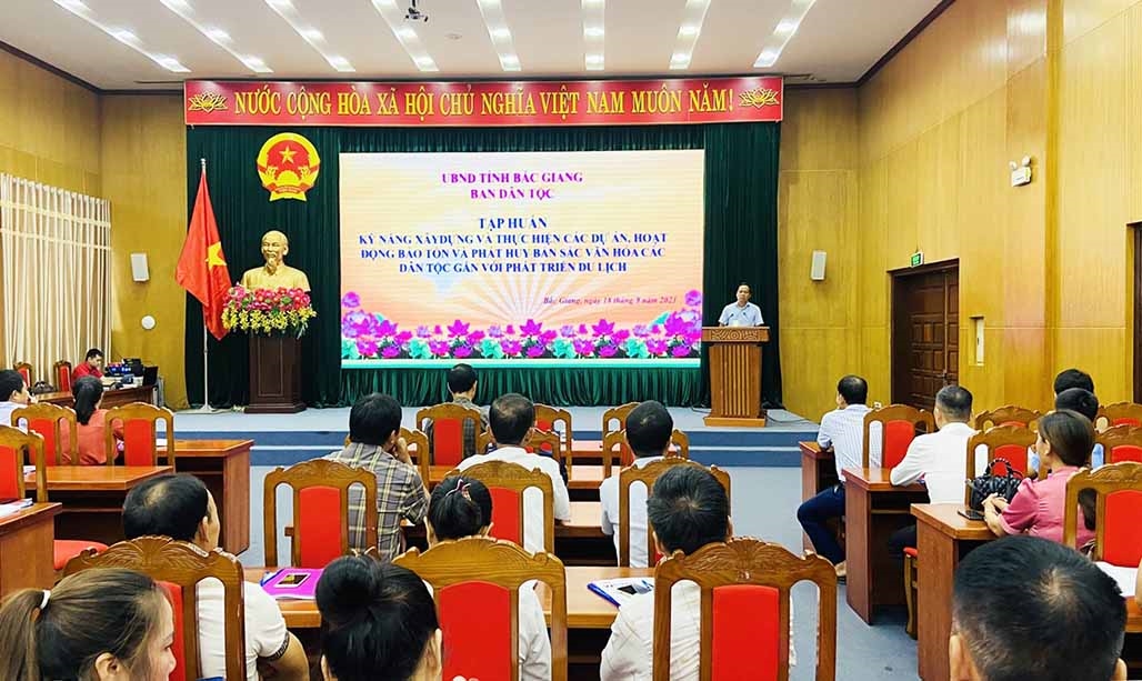 Ông Vi Thanh Quyền - Trưởng Ban Dân tộc tỉnh Bắc Giang phát biểu khai giảng lớp tập huấn.