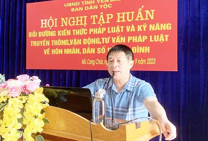  Ông Đỗ Ngọc Đức - Trưởng Phòng Chính sách - Tuyên truyền (Ban Dân tộc tỉnh Yên Bái) báo cáo tại Hội nghị