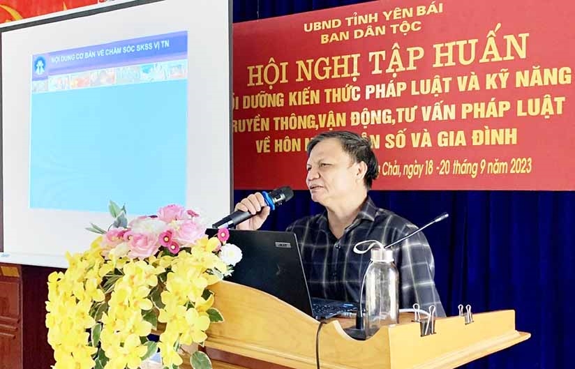 Ông Lê Quang Lộc - Chi Cục trưởng Chi cục Dân số kế hoạch hóa gia đình, Sở Y tế tỉnh Yên Bái phổ biến tại Hội nghị