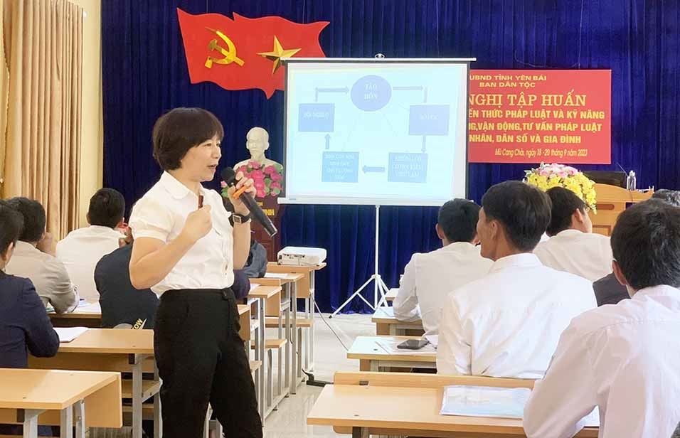  Bà Ngô Thị Ngọc Lâm - Phó Trưởng phòng Phổ biến GDPL, Sở Tư pháp tỉnh Yên Bái phổ biến Luật Hôn nhân và gia đình tới các học viên