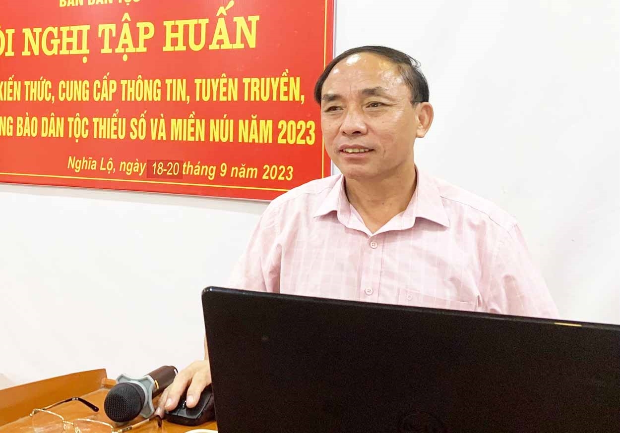 Ông Vàng A Rùa - Phó Trưởng Ban Dân tộc tỉnh Yên Bái thông tin tại Hội nghị