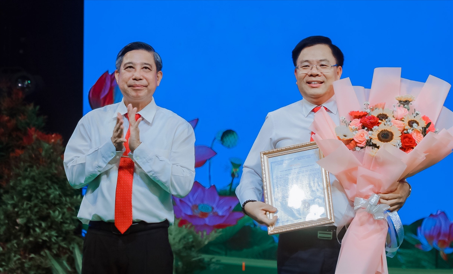  Ông Đồng Văn Thanh, Chủ tịch UBND tỉnh Hậu Giang trao thư cám ơn đến nhà tài trợ (ảnh CTV)
