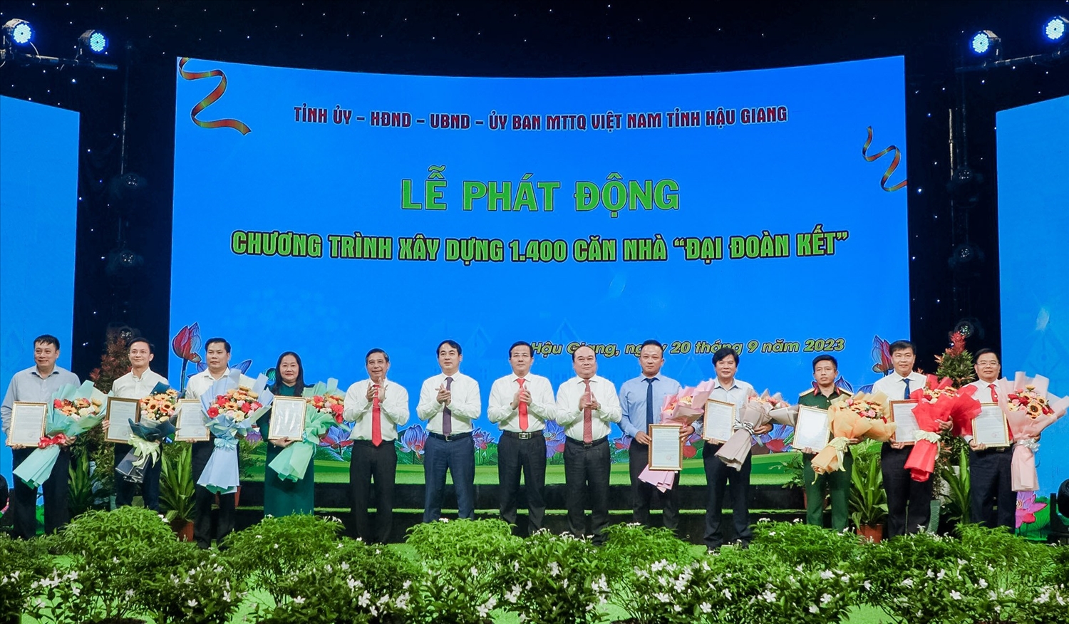 Lãnh đạo Tỉnh ủy, UBND tỉnh Hậu Giang chụp ảnh lưu niệm với các nhà tài trợ