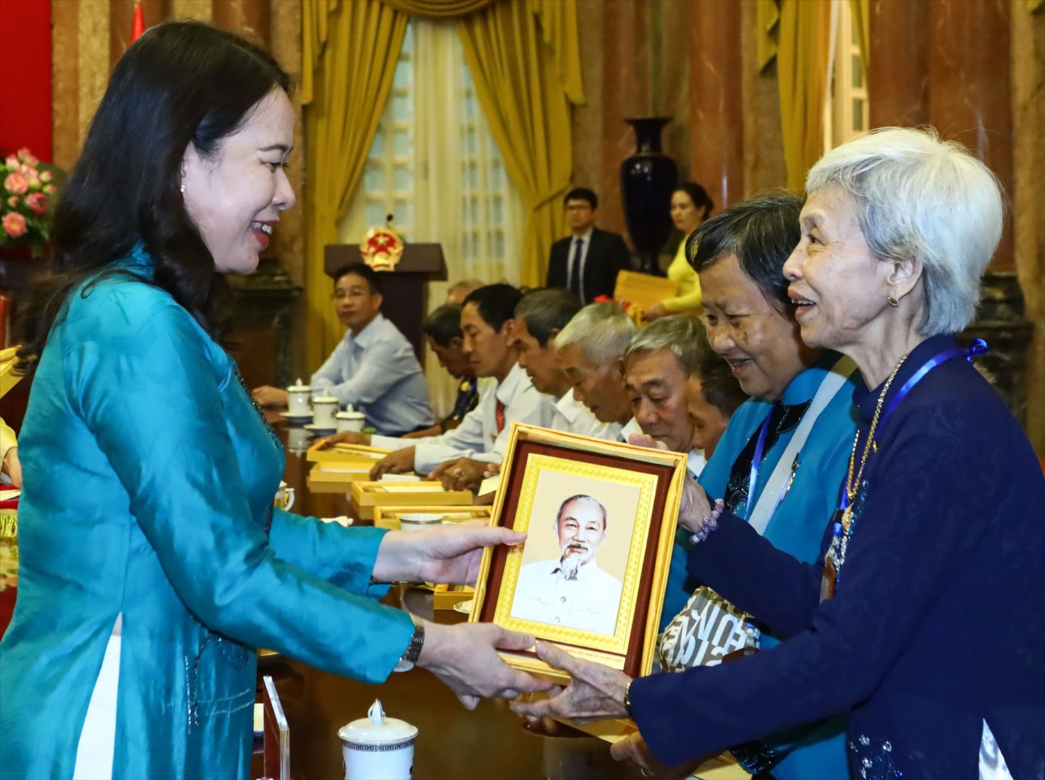 Phó Chủ tịch nước Võ Thị Ánh Xuân tặng chân dung Chủ tịch Hồ Chí Minh cho các đại biểu. Ảnh: VPCTN