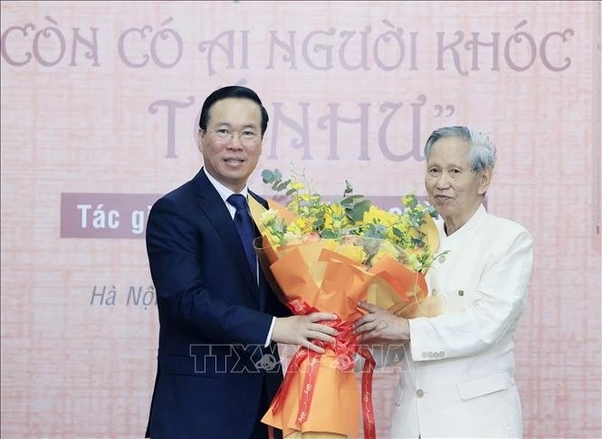 Chủ tịch nước Võ Văn Thưởng chúc mừng Nhà văn Võ Bá Cường.