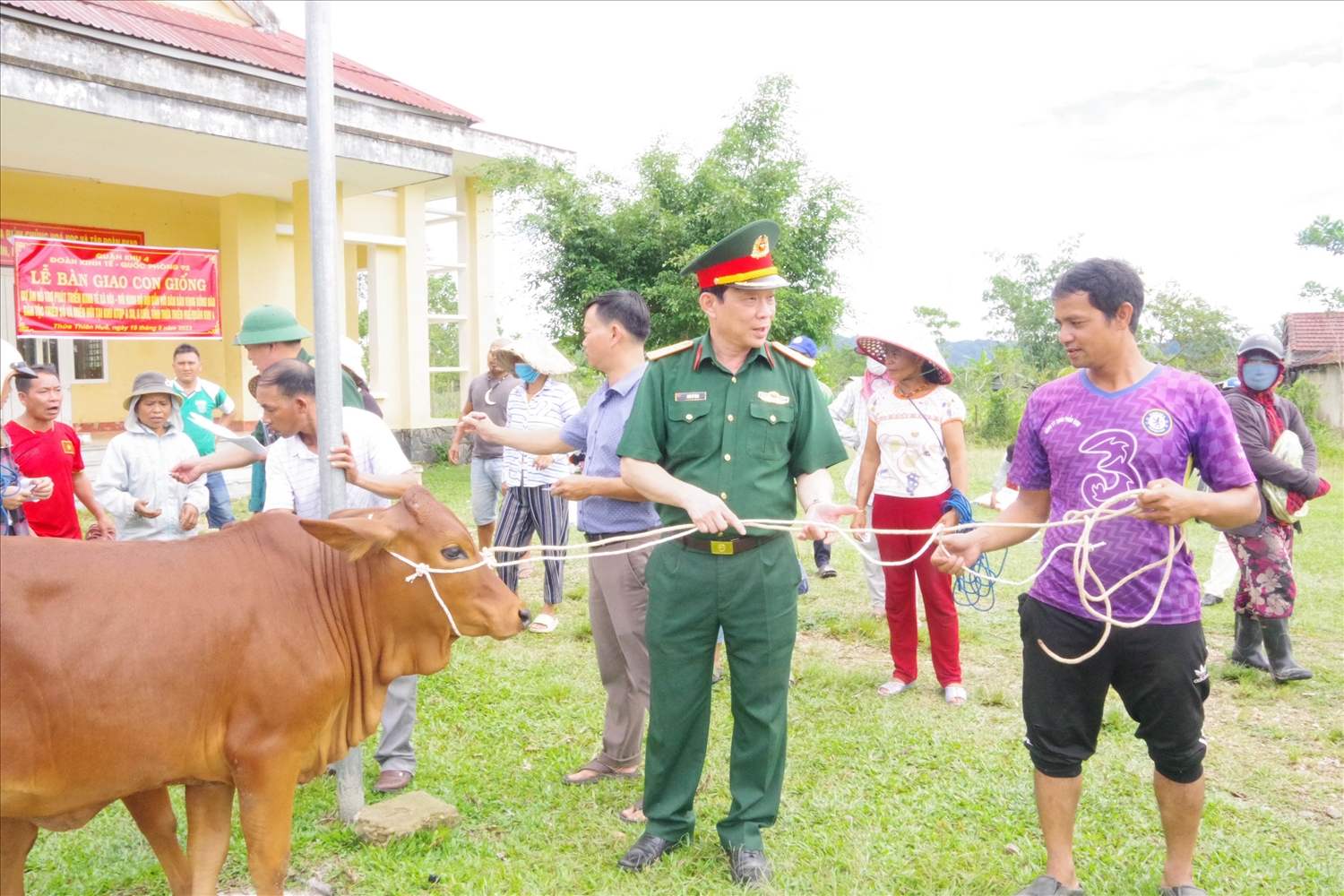 Lãnh đạo Đoàn 92 trao bò cho bà con Nhân dân xã Đông Sơn, huyện A Lưới.