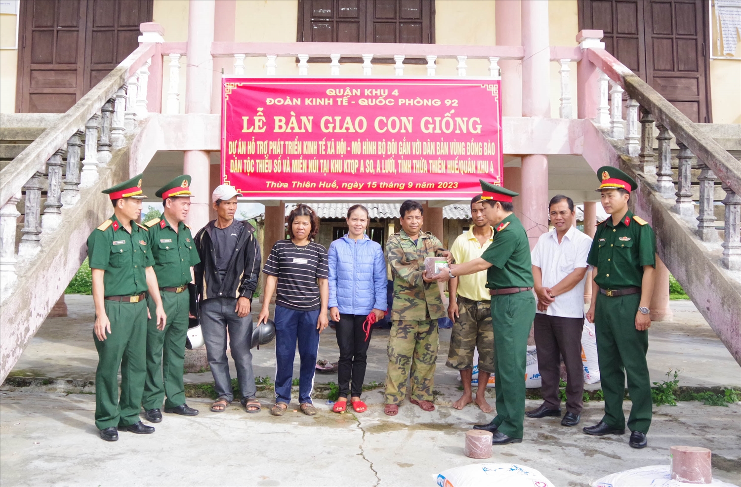  Lãnh đạo Đoàn 92 trao tặng vật tư cho bà con Nhân dân xã Lâm Đớt, huyện A Lưới.