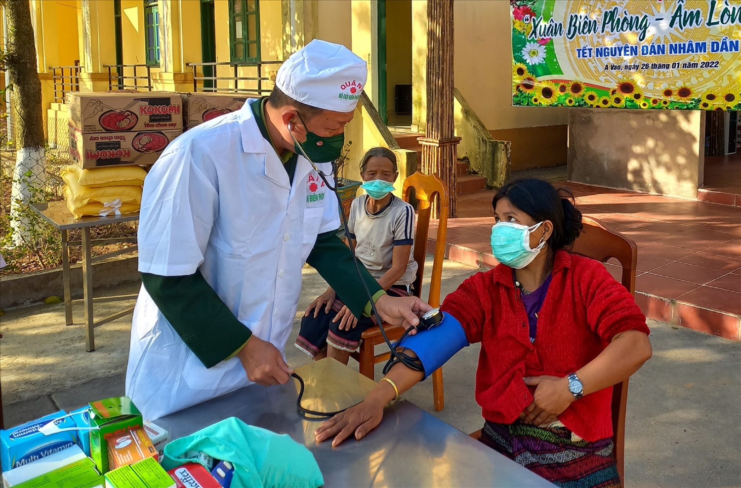 Gần 10 năm qua, các y sĩ ở Trạm Quân dân y kết hợp, Đồn Biên phòng A Vao còn thường xuyên chăm sóc sức khỏe cho người dân Lào ở Bản Ro Ró (Cụm 2, huyện Sa Muồi, tỉnh Salavan, Lào).