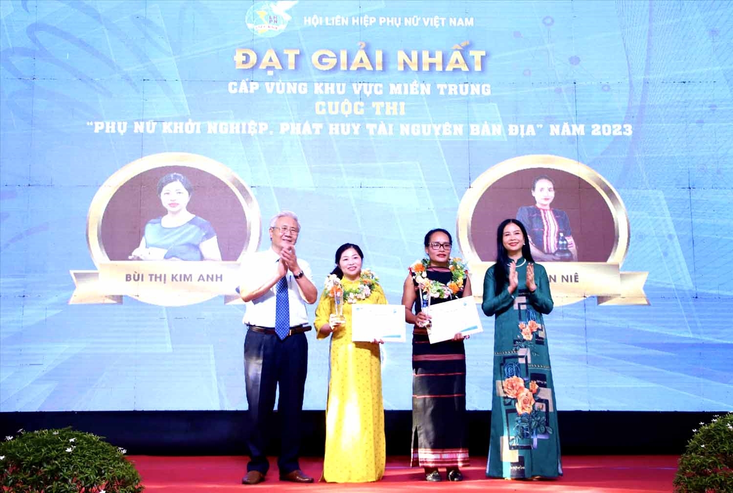 Phó Chủ tịch Hội LHPN Việt Nam Trần Lan Phương (ngoài cùng bên phải) và đại diện Hội đồng giám khảo trao giải Nhất cho 2 thí sinh. Ảnh: T/H