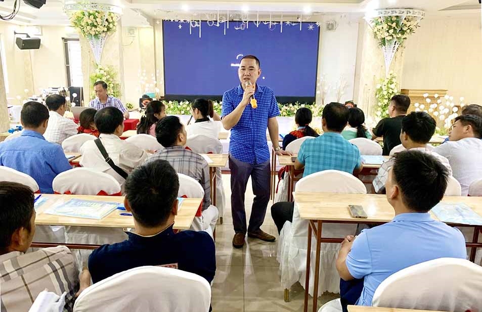 Ông Sa Huy Hoàng - Chuyên viên Phòng Nghiệp vụ, Ban Dân tộc tỉnh Yên Bái phổ biến tại Hội nghị