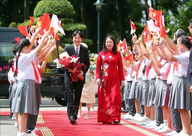 Thiếu nhi Việt Nam nồng nhiệt chào đón Hoàng Thái tử Nhật Bản Akishino và Công nương Kiko thăm chính thức Việt Nam - Ảnh: TTXVN