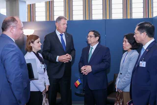 Thủ tướng Chính phủ Phạm Minh Chính gặp Tổng thống Romania Klaus Iohannis - Ảnh: VGP/Nhật Bắc