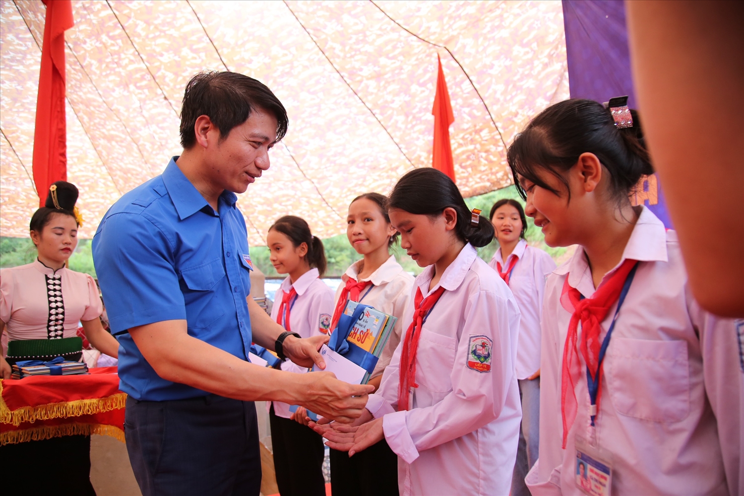 Anh Nguyễn Ngọc Lương, Bí thư Thường trực Trung ương Đoàn tặng quà cho các em học sinh DTTS có hoàn cảnh khó khăn
