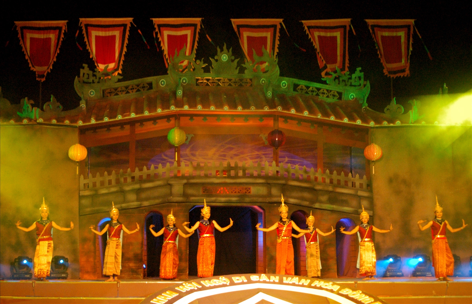 Đoàn nghệ thuật cố đô Luang Brabang biểu diễn vũ điệu cung đình tại Đô thị cổ Hội An (Quảng Nam)