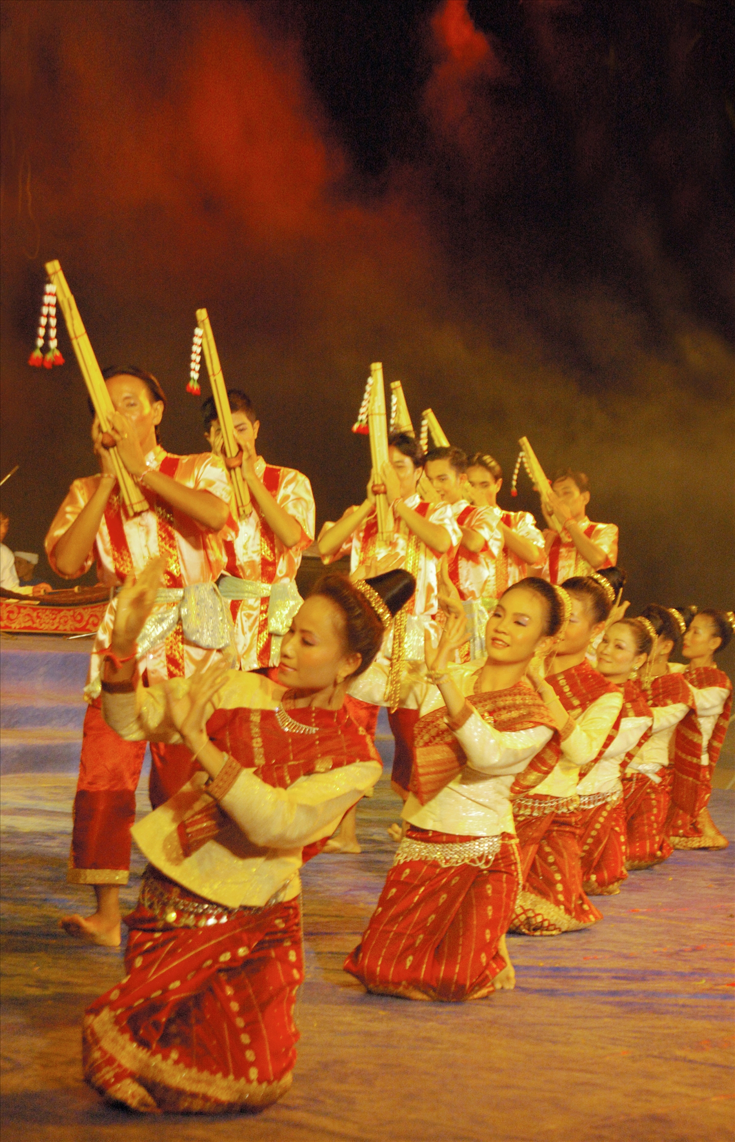 Đoàn nghệ thuật tỉnh Champasak (Lào) biểu diện tại khu di tích Mỹ Sơn (Quảng Nam)