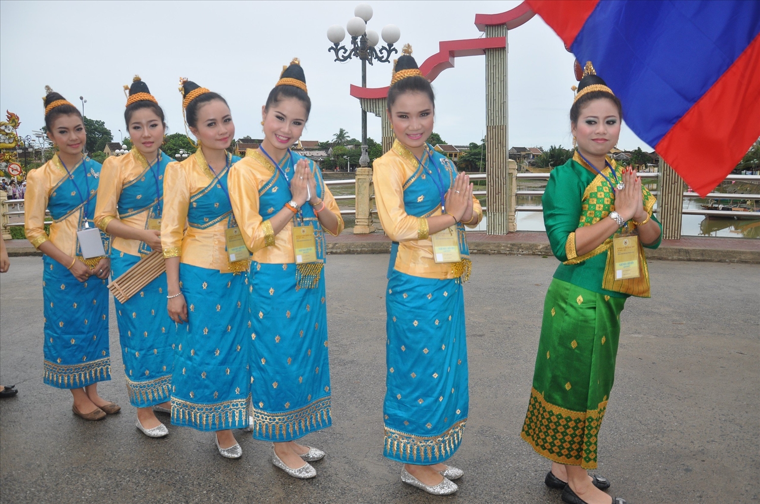 Các cô gái Lào trong trang phục truyền thống tham gia Lễ hội đường phố tại Hội An (Quảng Nam)