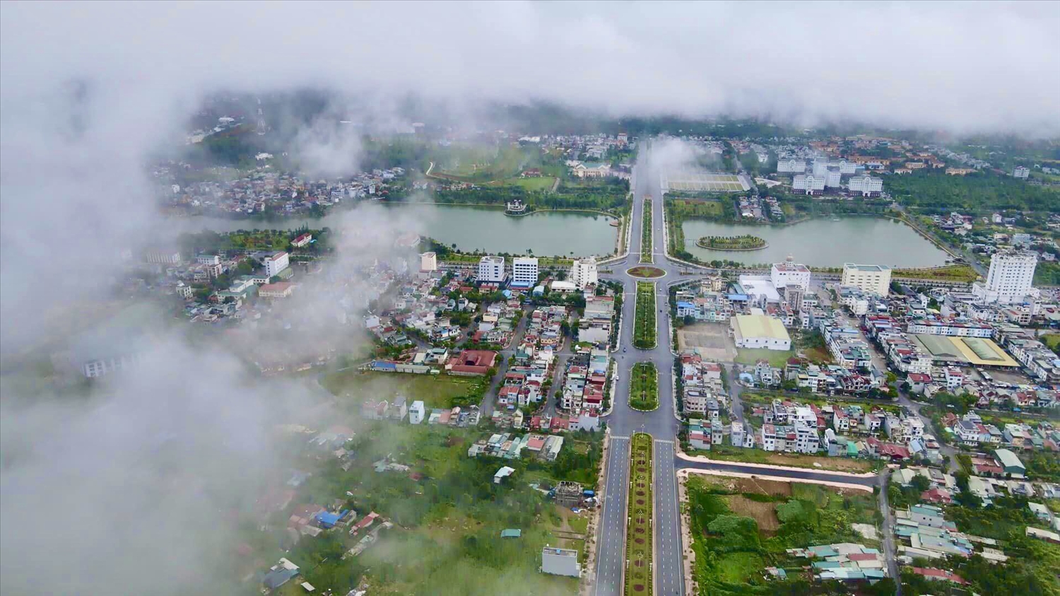 Quang cảnh thành phố Lai Châu trong sương. (Ảnh Thuận Nông)
