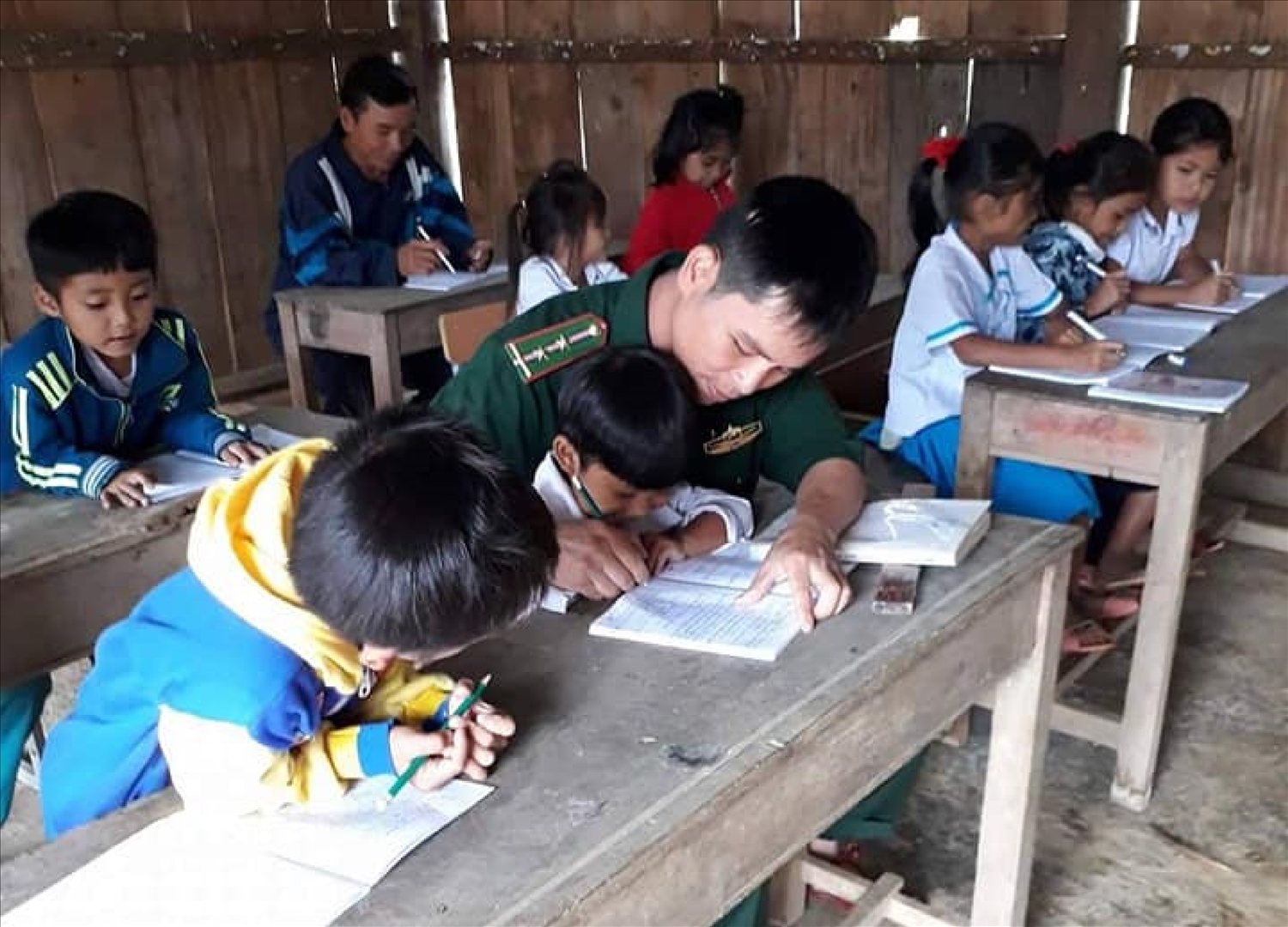 Cán bộ Biên phòng dạy chữ cho các em học sinh và đồng bào ở Pêtapót.