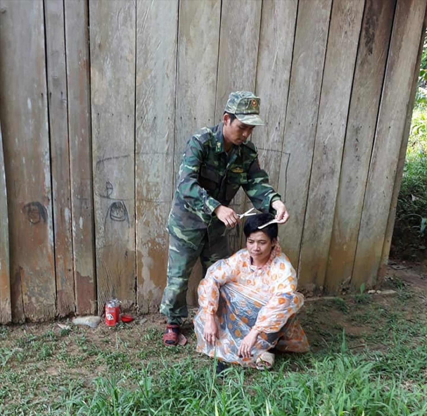 Bộ đội Biên phòng cắt tóc cho người dân ở Pêtapót