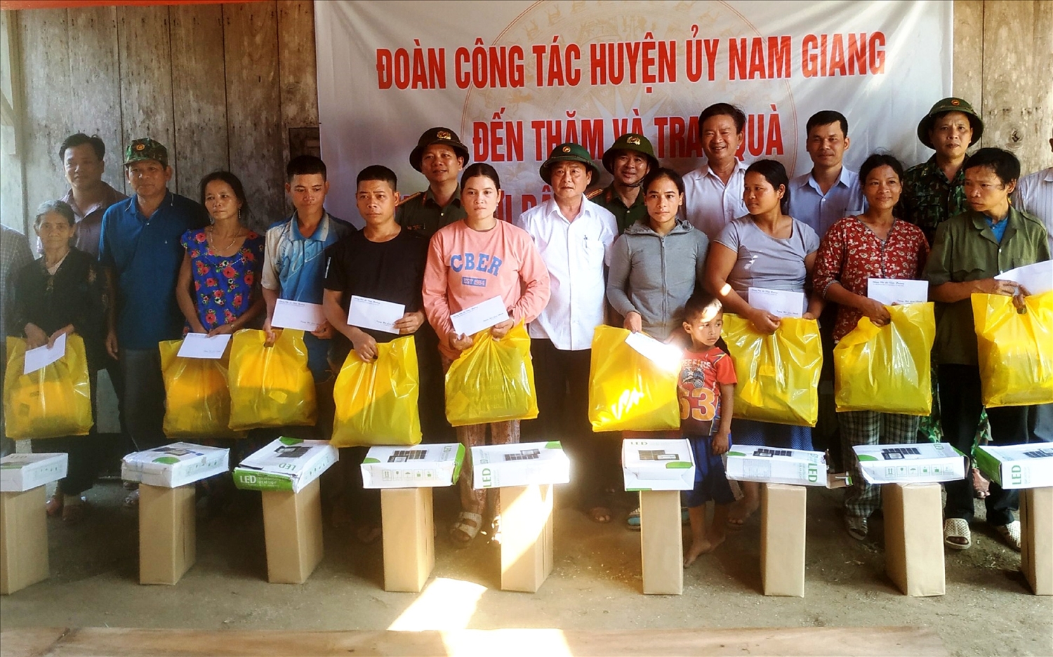 Đoàn công tác của Huyện ủy Nam Giang thăm, tặng quà các hộ gia đình tại Pêtapót.