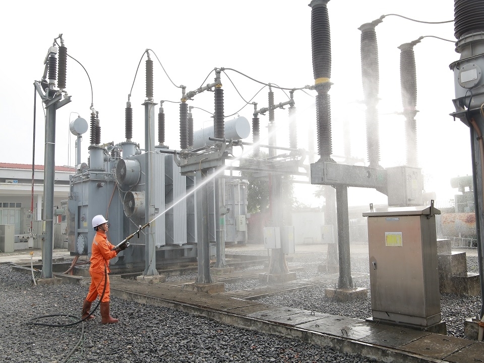 Công nhân đội QLVH lưới điện cao thế PC Ninh Bình vệ sinh cách điện bằng nước áp lực cao tại trạm 110 kV Yên Mô