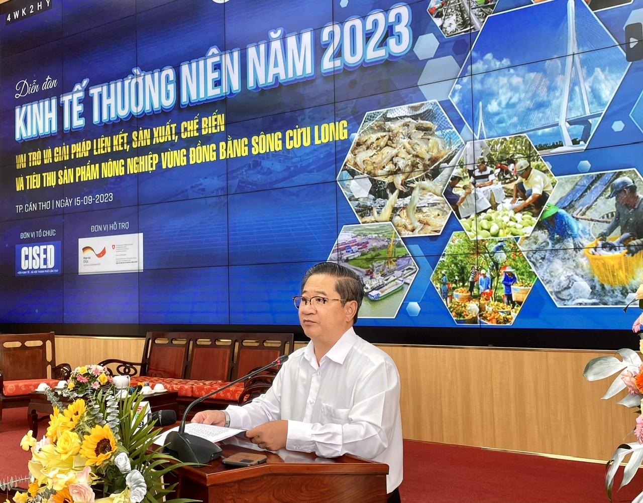Chủ tịch UBND TP. Cần Thơ Trần Việt Trường, phát biểu tại Diễn đàn kinh tế thường niên TP. Cần Thơ năm 2003 vào trung tuần tháng 9 vừa qua