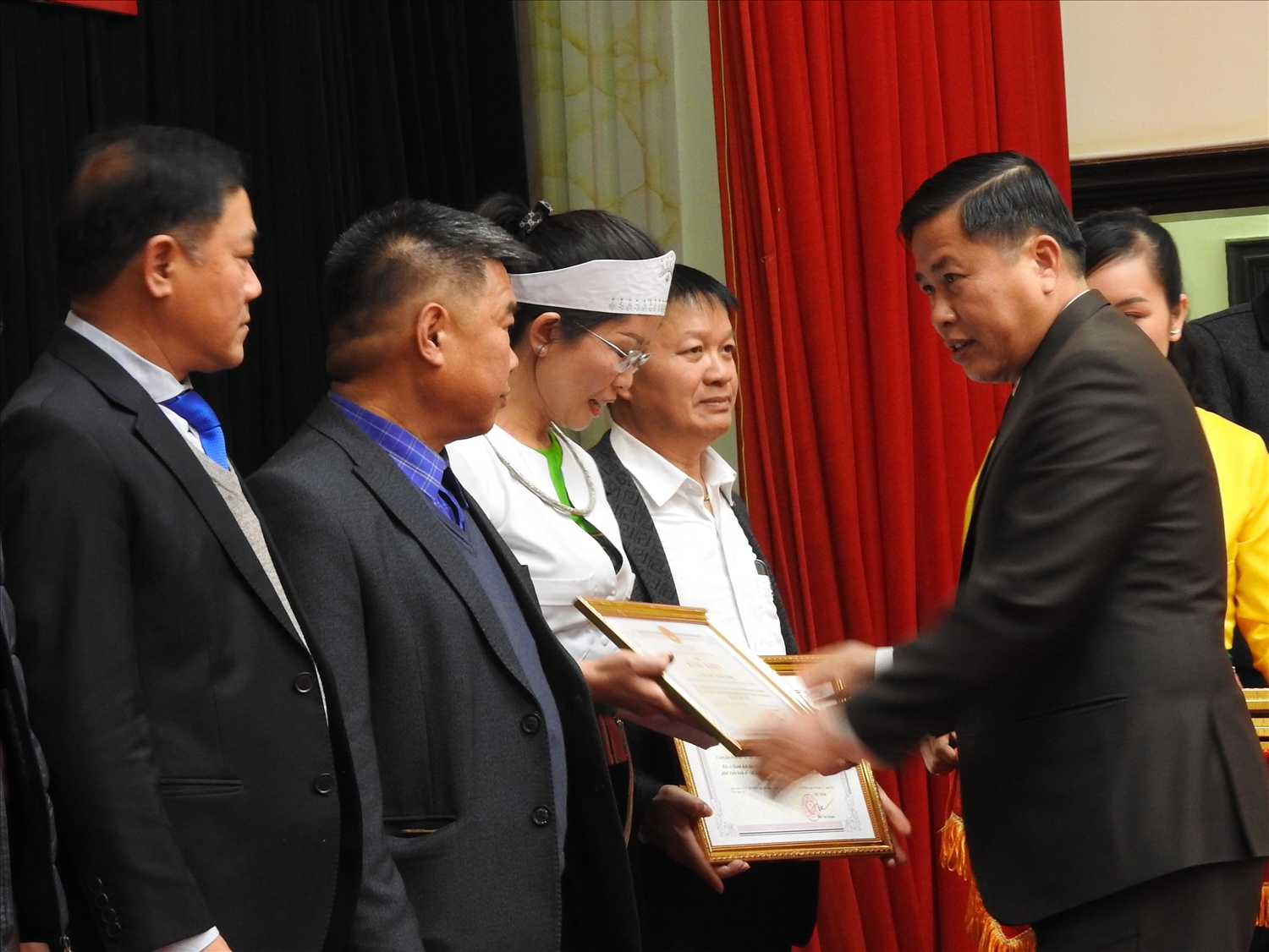 Phó Chủ tịch UBND tỉnh Hòa Bình Đinh Công Sứ tặng quà Người có uy tín và các điển hình tiên tiến vùng đồng bào DTTS tỉnh Hòa Bình năm 2022.